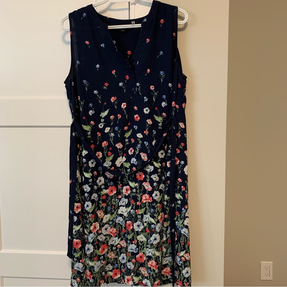 Maternity navy floral dress. Medium. V-neck